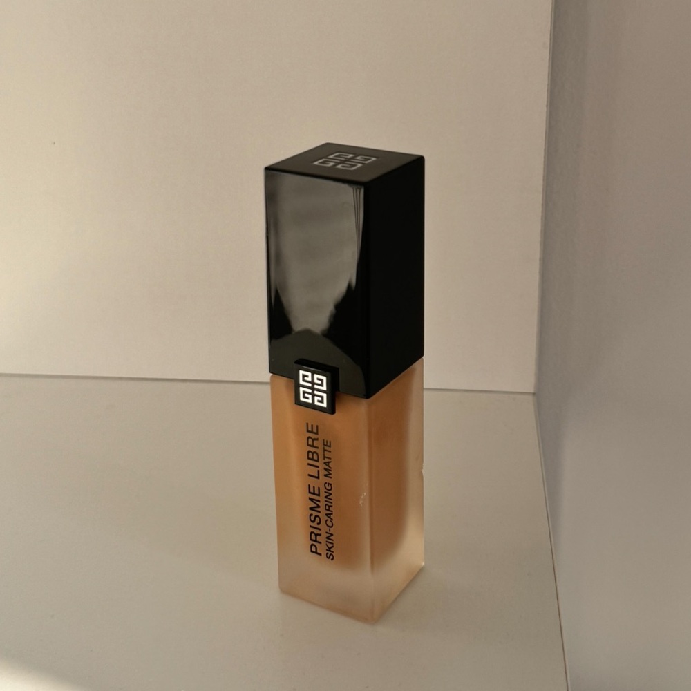 Givenchy Prisma Libre Skin Caring Matte Foundation